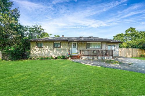 1594 Forks Rd, Bayshore, NY 11706-3143