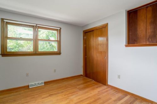 27 Welch Rd, North Haven CT  06473-2844 exterior