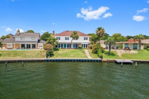 2926 Dominique Dr, Galveston TX 77551-1572 exterior