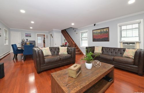 393 Maple Ave, Hempstead, NY 11553-1822