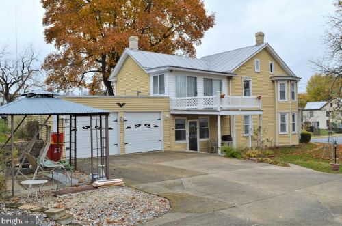 19 Pine St, Mount Holly Springs, PA 17065-1420