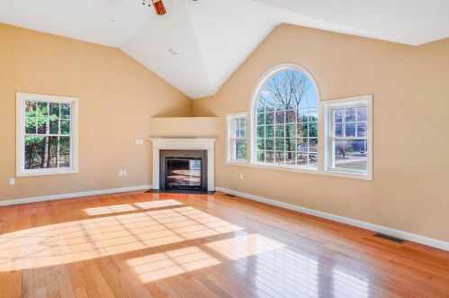 34 Bluff St, Salem, NH 03079-1501
