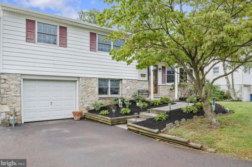 216 Woodlawn Dr, Lansdale, PA 19446-4236