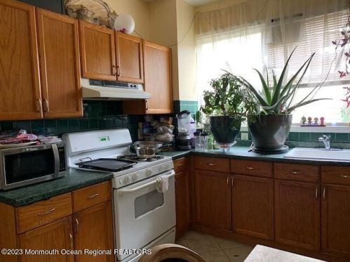 201 Fulton St, Woodbridge, NJ 07095-2641