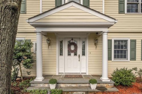 84 Ridgeview Dr, Pleasantville, NY 10570-1822