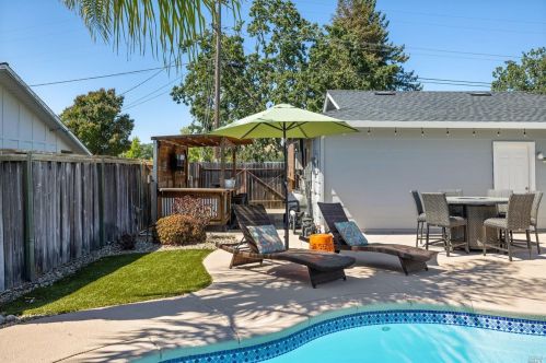 235 Grove Ave, Santa Rosa CA  95409-3813 exterior