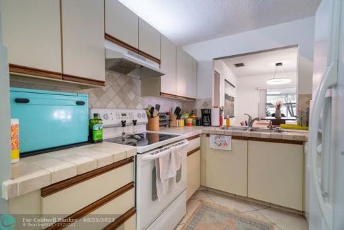 10100 Boynton Pl Cir, Boynton Beach FL  33437-2612 exterior