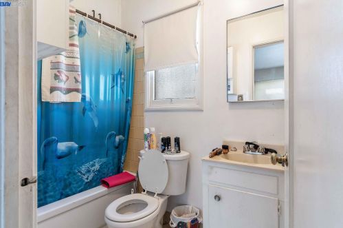 701 32 St, Oakland CA 94608-4304 exterior