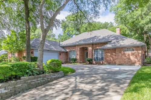 5901 Riverbend Pl, Fort Worth, TX 76112-1063