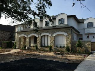 5219 Pine St, Bellaire, TX 77401-4820