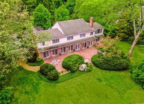 145 Bacon Rd, Westbury, NY 11568-1319