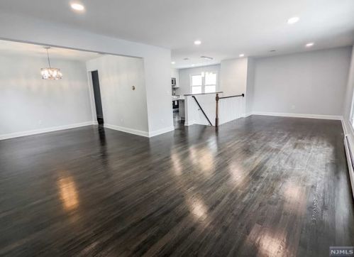 2 Elmwood Ter, Elmwood Park, NJ 07407-1729