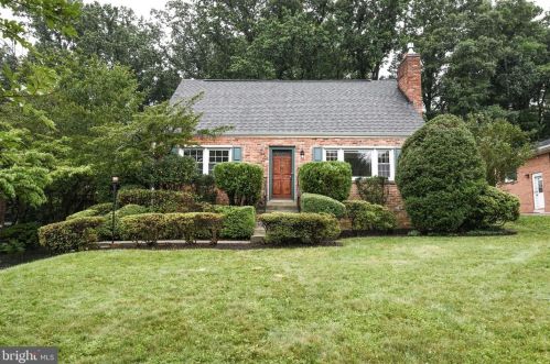 3027 Crane Dr, Falls Church VA  22042-3004 exterior