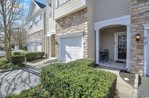 38 Sugar Pine Ln, Bayshore, NY 11706-5870