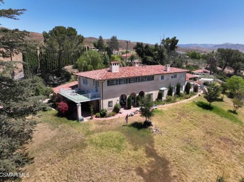 3192 Sycamore Dr, Simi Valley CA 93065-2703 exterior