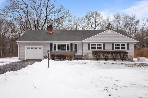 31 Stonehouse Rd, Somers Town, NY 10589-2511