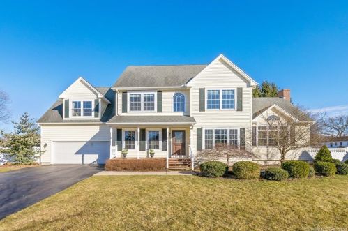 21 Hunters Run Rd, Milford, CT 06460-3762