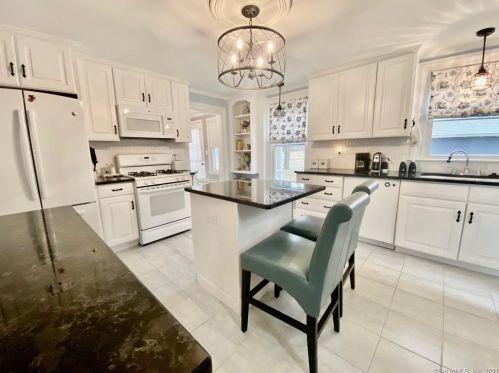 9 Bishop St, North Haven, CT 06473-1610