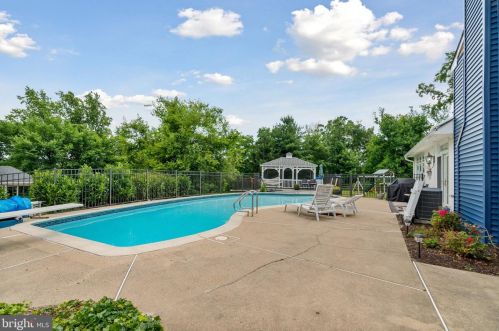 135 Marmic Dr, Southampton PA 18966-1725 exterior