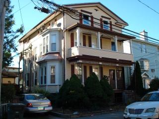 55 Park St, Bridgeport, CT 06611-3927