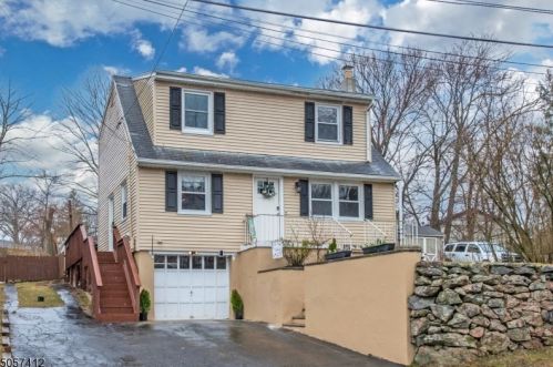 23 Glen Dr, West Milford Lakes, NJ 07480-4558