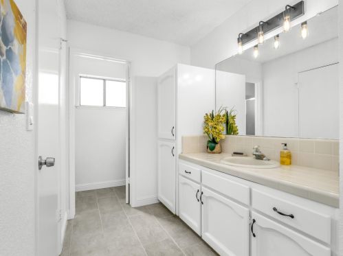 855 Mount Whitney Ave, Laton CA  93242-9724 exterior