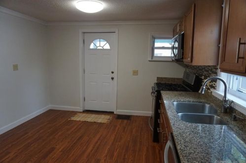 25 Division St, Manchester, CT 06040-4928