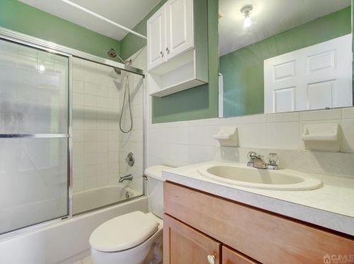 558 Great Beds Ct, Perth Amboy NJ  08861-5202 exterior