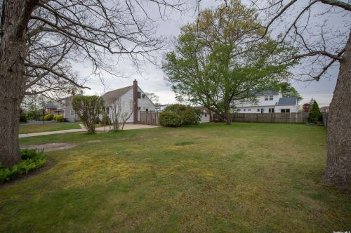 192 6th St, Deer Park, NY 11729-5010