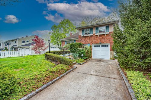 40 Talcott Dr, Elwood, NY 11731-3706