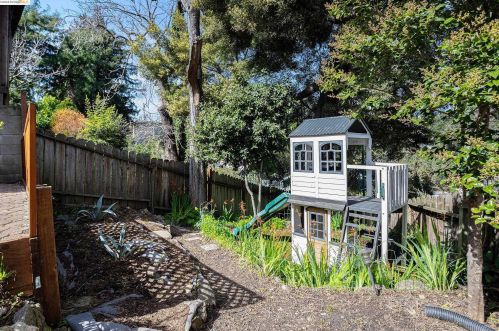 1 Kingsland Pl, Oakland CA  94619-2608 exterior