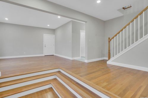 4 Hewlett Ln, Oakdale, NY 11769-1505