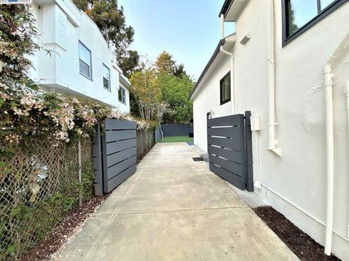 836 47th St, Oakland CA  94608-3202 exterior