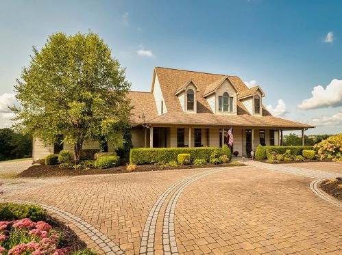 104 Eastgate Ln, Evans City, PA 16033-9726