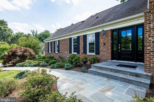 800 Aaron Ct, Great Falls, VA 22066-2514