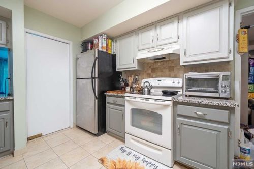 9 Lawrence Ct, Teaneck NJ  07666-6489 exterior