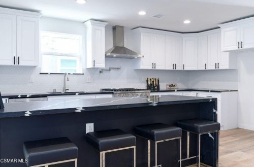 14363 Collins St, Van Nuys CA 91316-1030 exterior