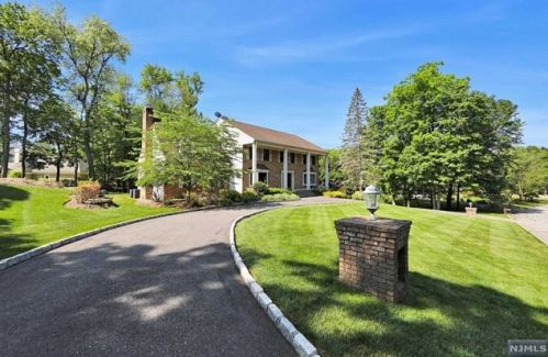 976 Valley Rd, Franklin Lakes, NJ 07417-1716
