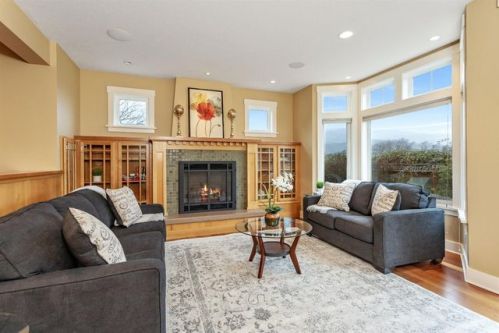 538 Parkside Dr, Ashland, OR 97520-1140