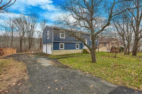 375 Lake Shore Dr, Mahopac, NY 10541-1034