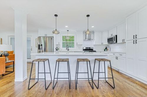 1090 Avery St, Wapping CT  06074-2301 exterior