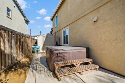 7018 Westminster Ct, Vacaville CA  95687-8254 exterior