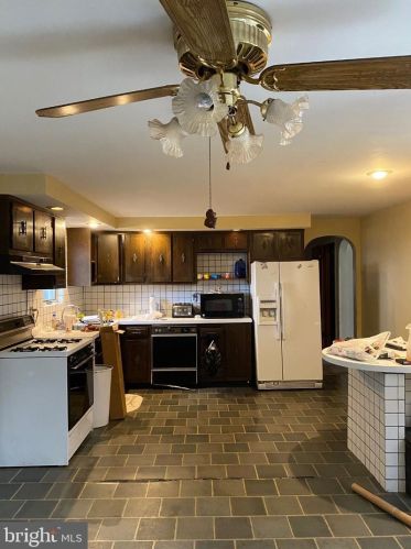 9 Gunia St, East Brunswick, NJ 08816-3829