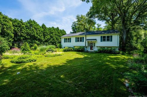 20 Goshen Rd, Waterford, CT 06385-3705