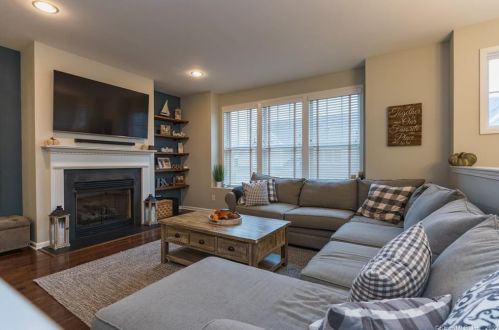 31 Caldwell Ter, Danbury, CT 06810-5193