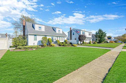 4039 Howard Ave, Seaford, NY 11783-1409