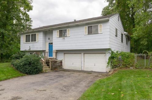 47 Robin Rd, Poughkeepsie, NY 12601-5633