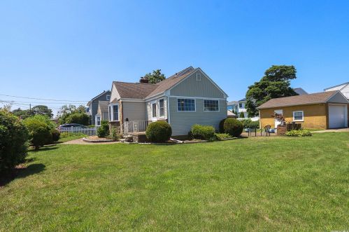 10 Regina Ave, North Bellmore, NY 11710-2846