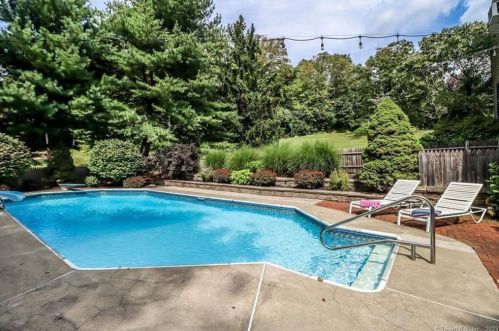 2 Mayflower Dr, Brookfield Center, CT 06804-3716