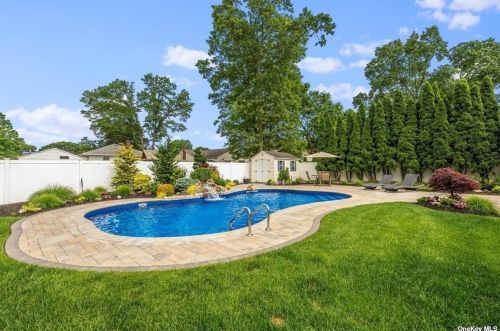 59 Reilly St, West Islip NY  11795-1044 exterior